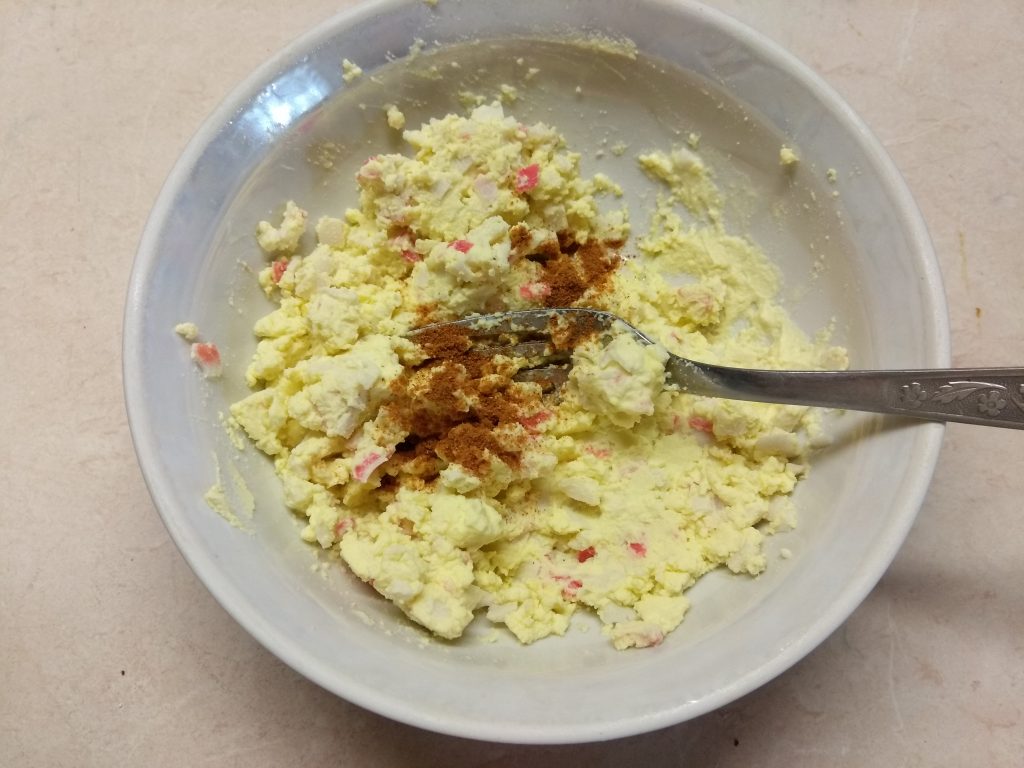 Фото рецепта - Яйца, фаршированные крабовыми палочками - шаг 3