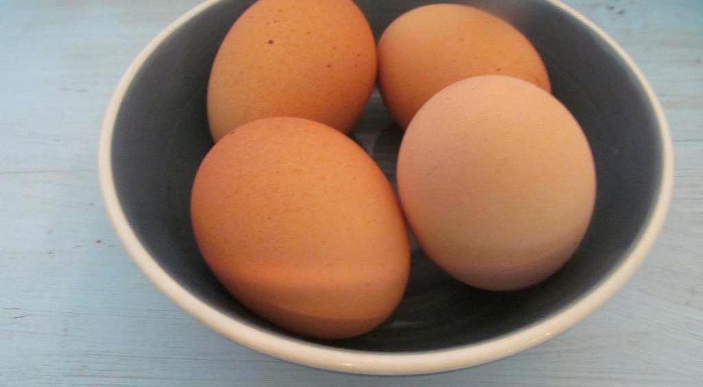 как быстро почистить вареные яйца