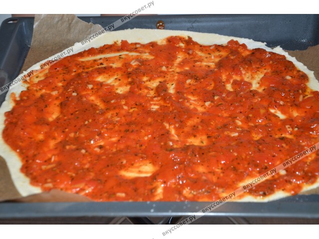 Тесто раскатать в форме пиццы и намазать полученным соусом