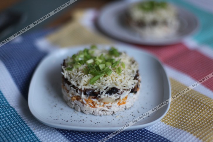 Слоеный салат с курицей и грибами пошаговый рецепт с фото