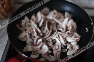 На этой же сковороде обжариваем грибы до готовности, можно немного посолить