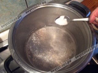 В кастрюле доводим воду до кипения, добавляем соль