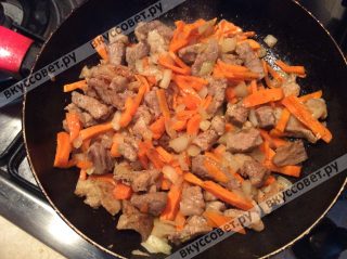 На сливочном масле обжариваем репчатый лук, затем добавляем морковь и мясо, добавляем соль, перец и специи