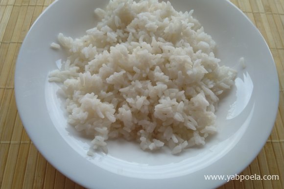 Рис отварите до готовности. Готового отварного риса должно быть 1 стакан емкостью 250 мл.