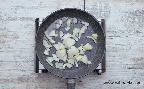 Нарежьте лук, выложите его на разогретую сковороду с оливковым маслом.
