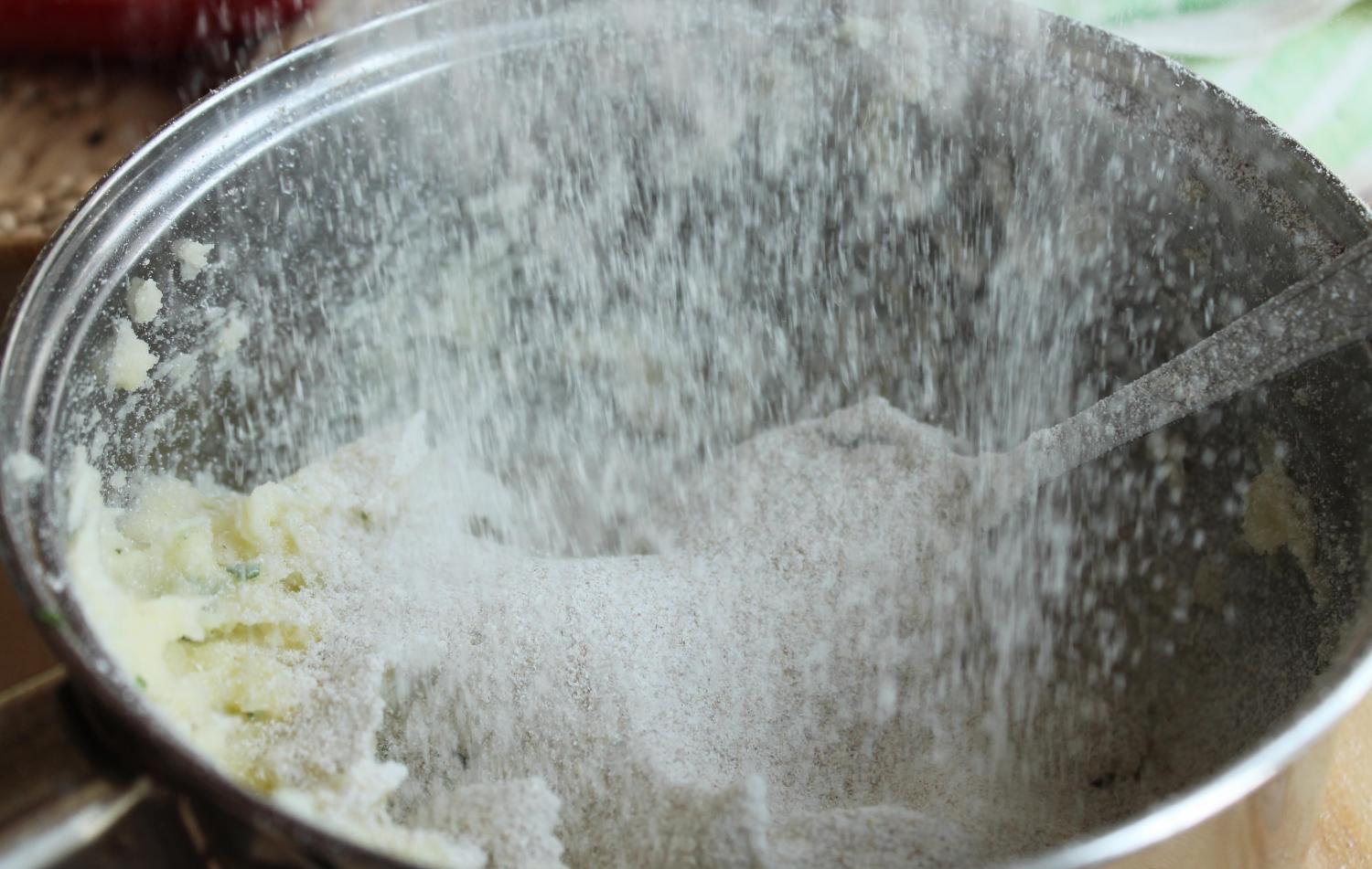 пшеничную муку просеивают в кастрюлю с картофельным пюре