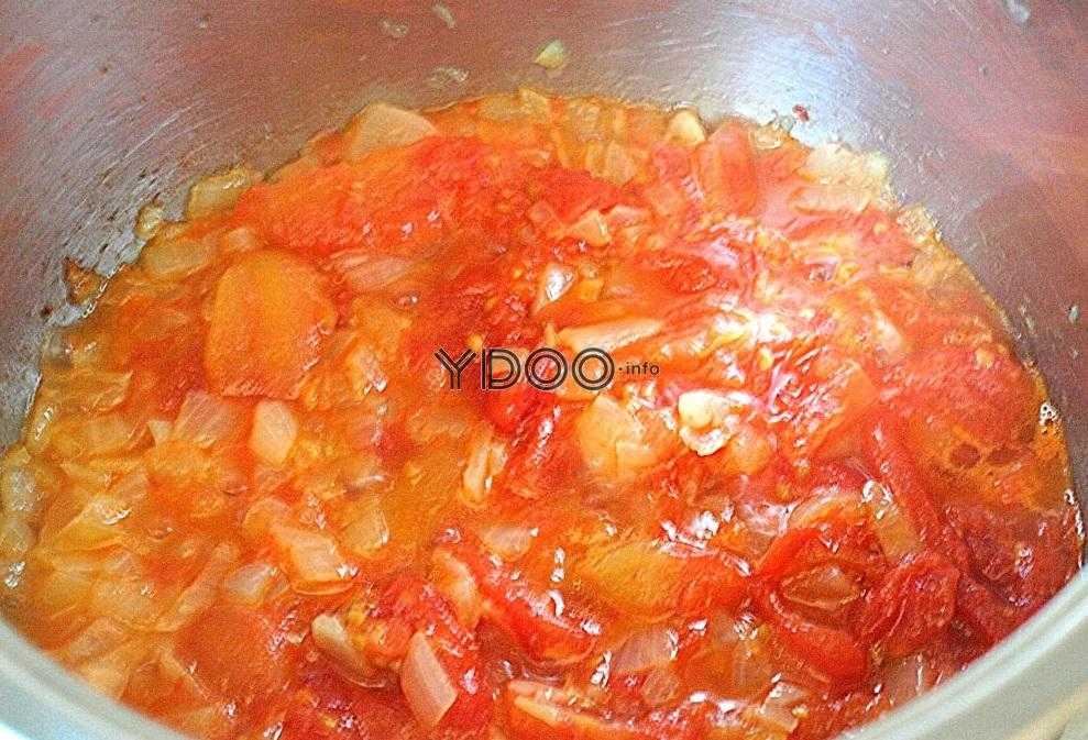 жаренныей лук в кастрюле с томатным пюре