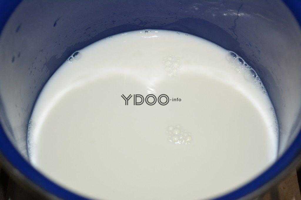 молоко в глубокой синей кастрюльке