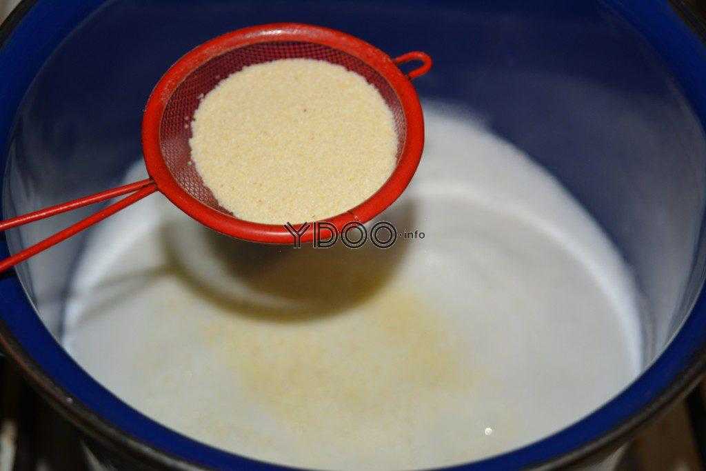 просеивание манной крупы через мелкое сито в кастрюлю с молоком