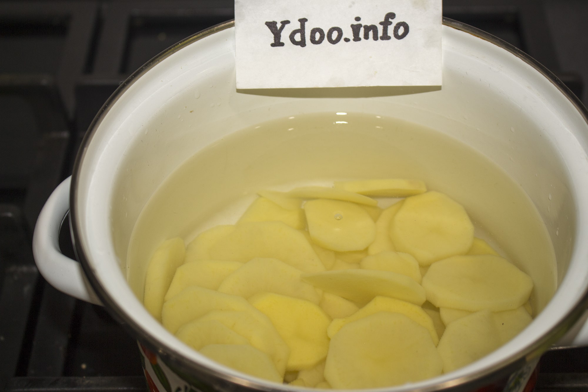 варка картофеля в кастрюле на плите