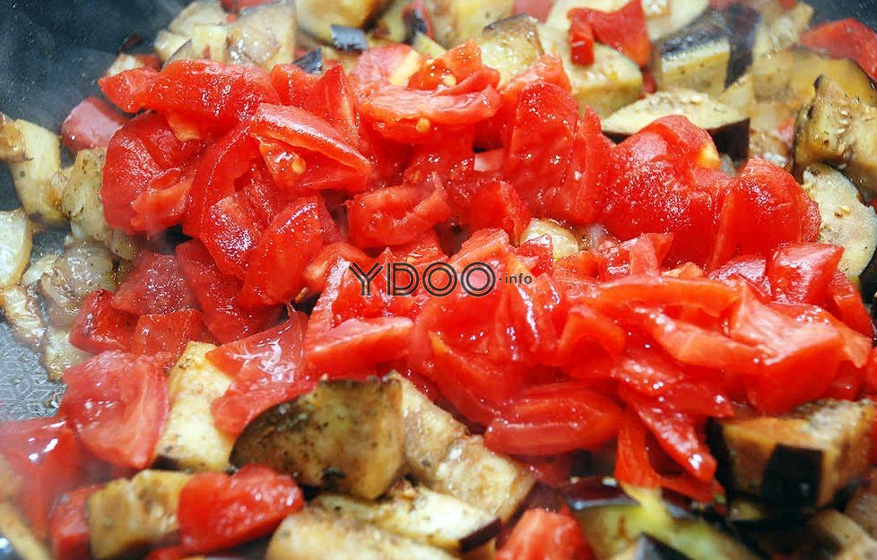 овощи на сковороде с кусочками помидоров