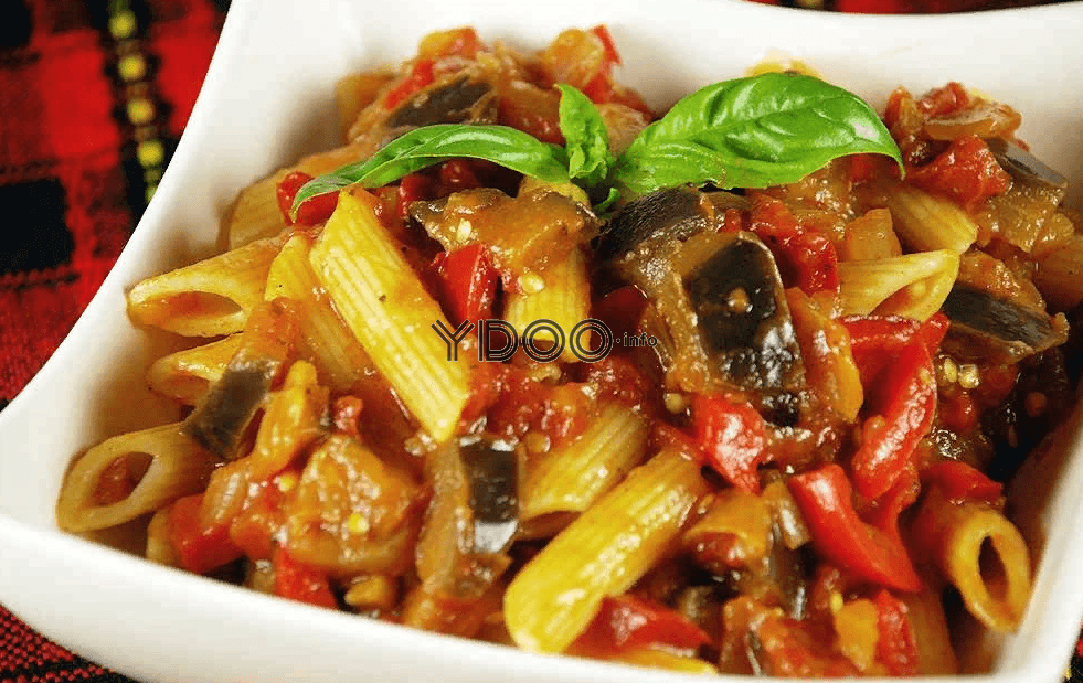 итальянская паста с овощами в тарелке на столе