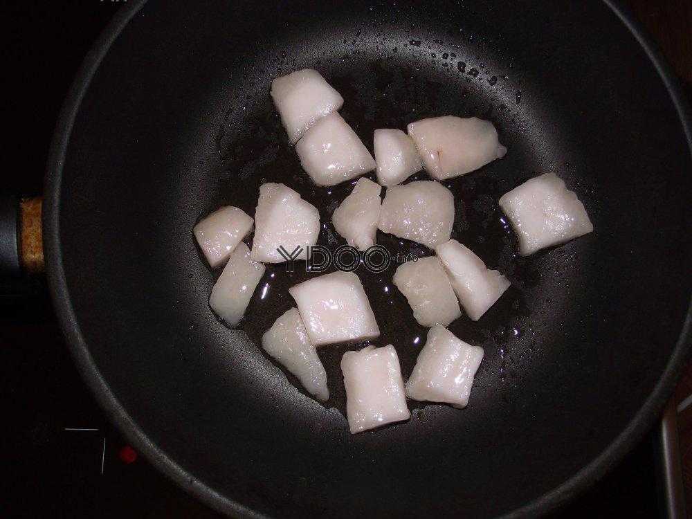 куски свиного сала на сковороде