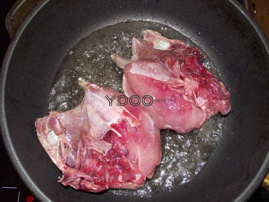 полутушки рябчиков в свином жире на сковороде