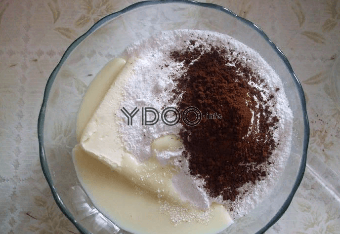 приготовление крема для торта из сгущенки, сливочного масла, сахарной пудры и кофе