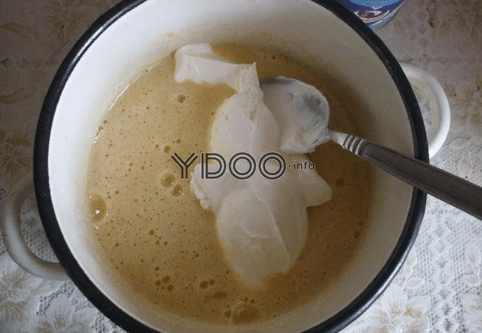 взбитые с сахаром яйца смешивают со сметаной в эмалированной кастрюле