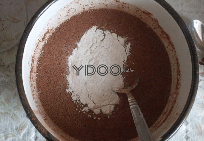 тесто на сметане и пшеничной муке с добавлением какао-порошка