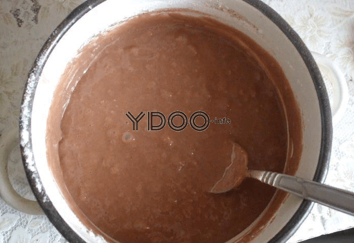 замешиваем шоколадное тесто в кастрюле при помощи ложки