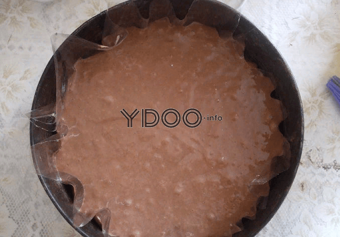 жидкое шоколадное тесто в форме, застеленной пленкой для запекания