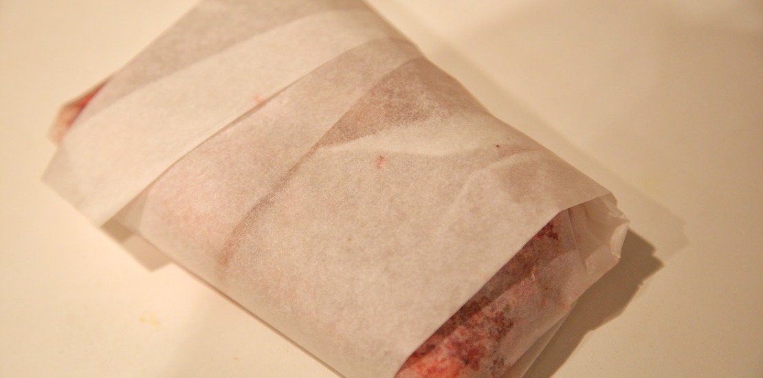 мясо, завернутое в пергаментную бумагу
