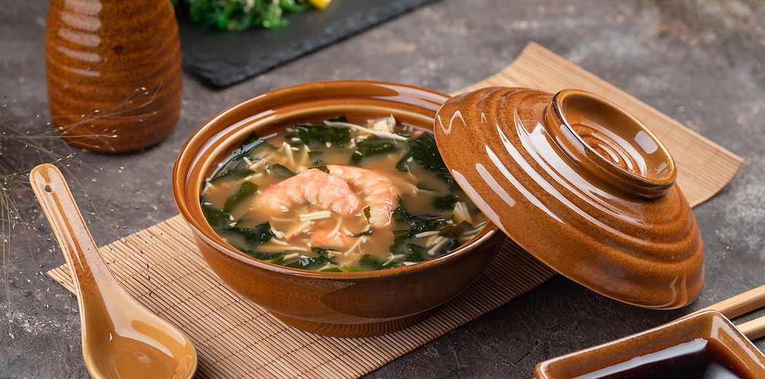 мисо суп с морепродуктами в коричневой пиале с крышкой