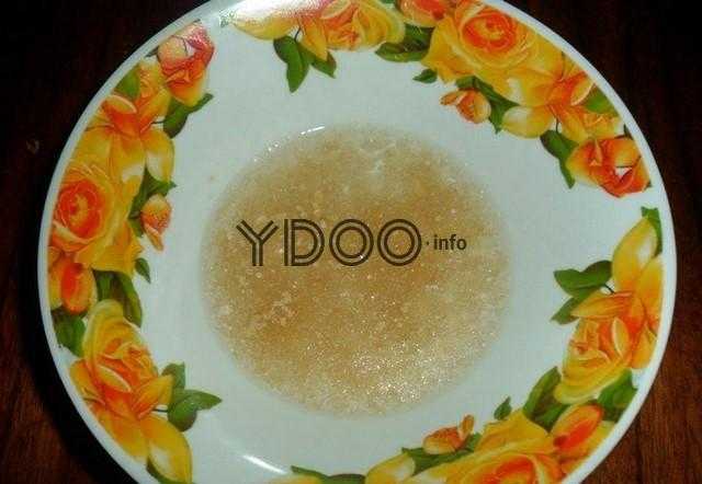 тарелка с разведенным водой желатином
