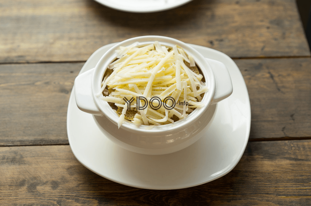супница, наполненная луковым супом, тертым сыром и гренками