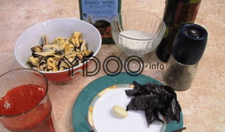 соль и мидии в пиале, томатный сок в стакане, чеснок и веточка базилика на тарелке, оливковое масло и бальзамический уксус в бутылке, перец в перечнице