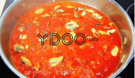 мидии в томатном соусе в сковородке на плите