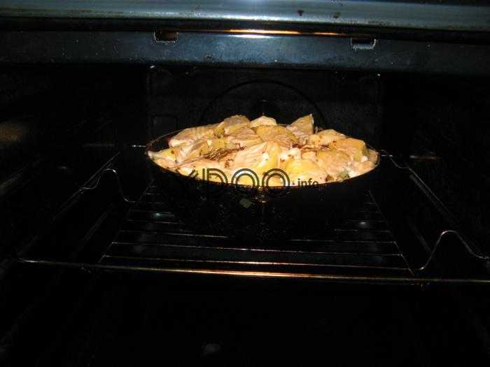 круглая форма с рябчиками и картофелем в духовке