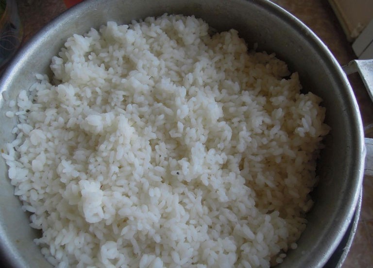 металлическая миска с вареным рисом