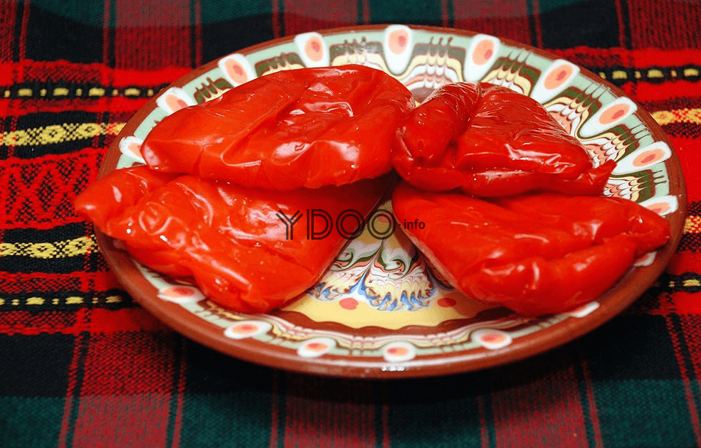 на тарелке лежат четыре осевших болгарских перца красного цвета