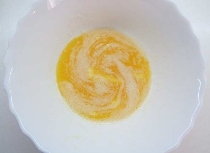 растопленное сливочное масло в белой миске