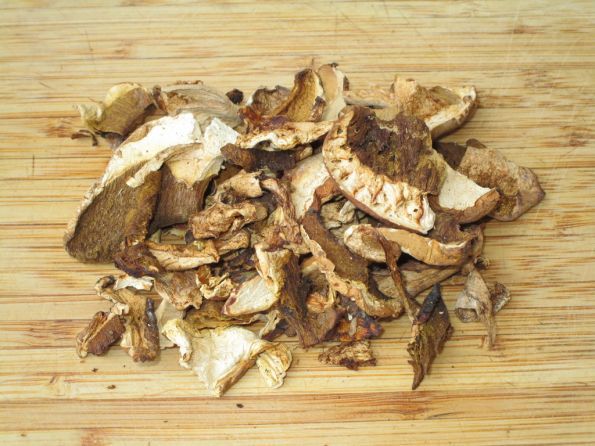 сушеные грибы на деревянной разделочной доске