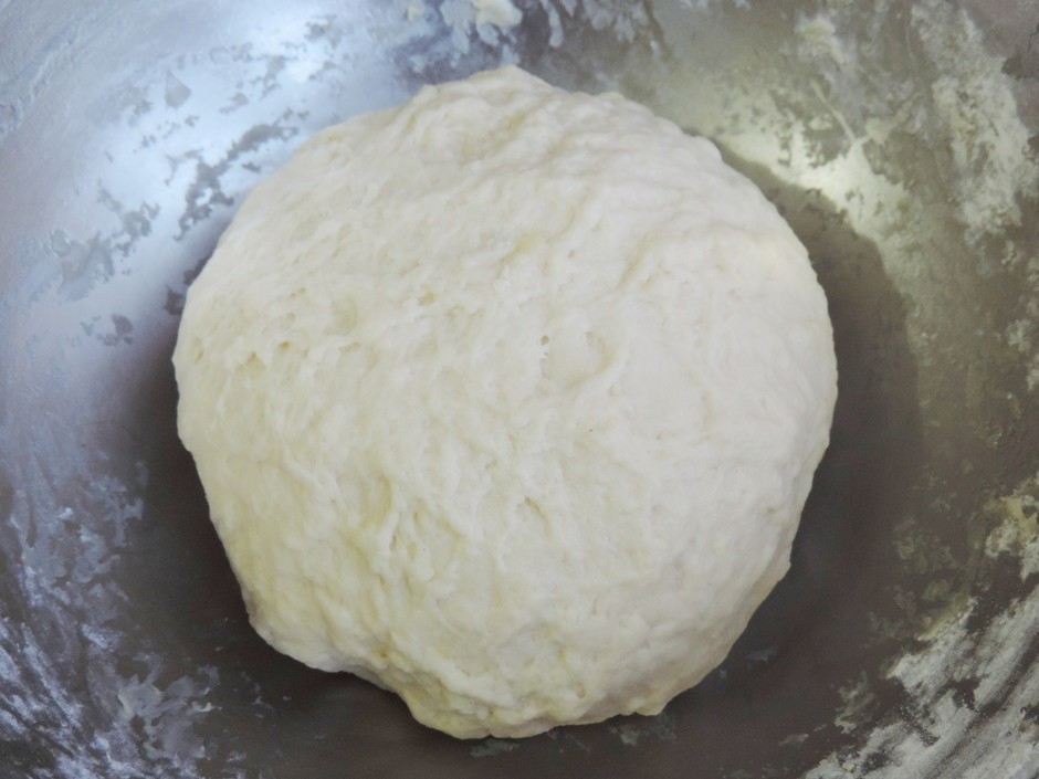 дрожжевое тесто, сформированное в шар, в миске