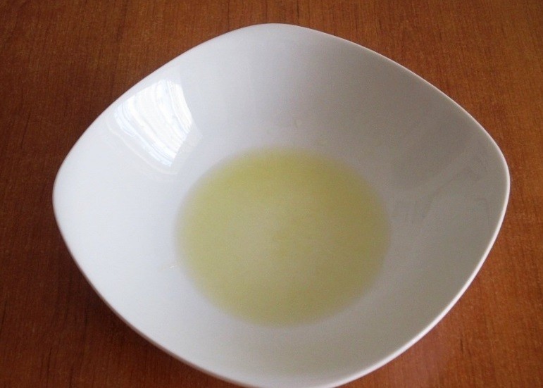 лимонный сок в глубокой белой тарелке на столе