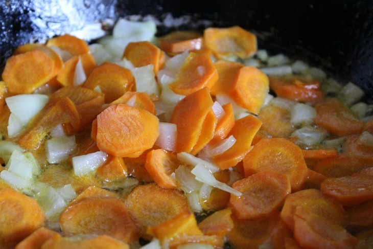 сковорода с луком и морковью в масле на плите