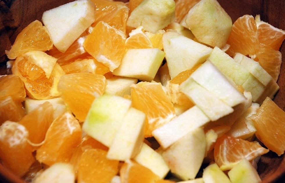 нарезанные яблоки и апельсины