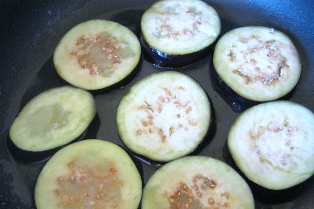 колечки баклажанов в сковороде с маслом