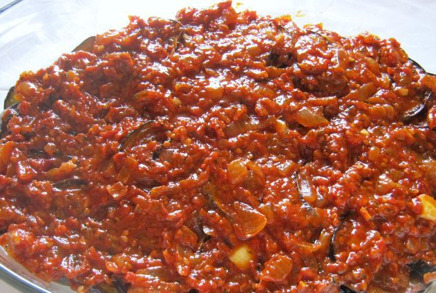жареные баклажаны, покрытые томатным соусом