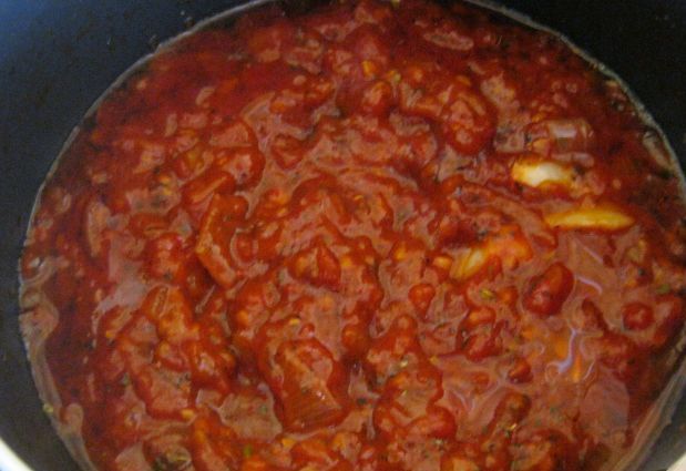 томатный соус с чесноком в сковороде