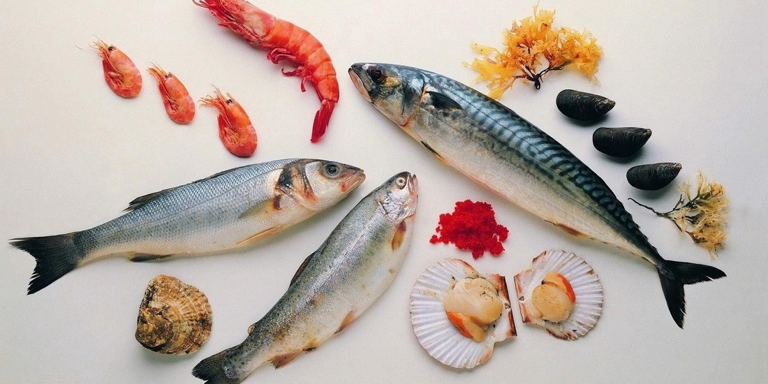 рыба и морепродукты на столе