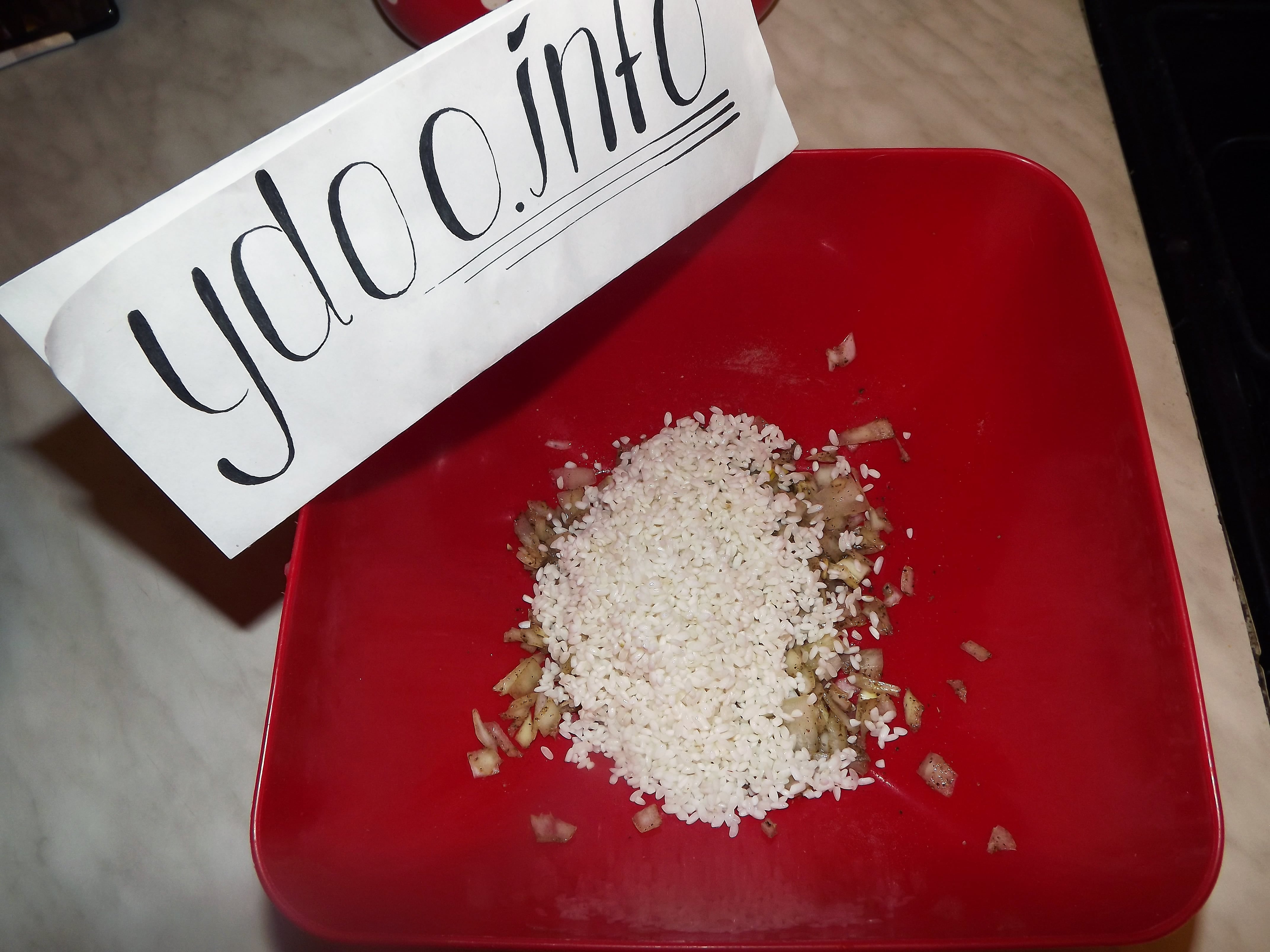 измельченный репчатый лук c сырым рисом в миске