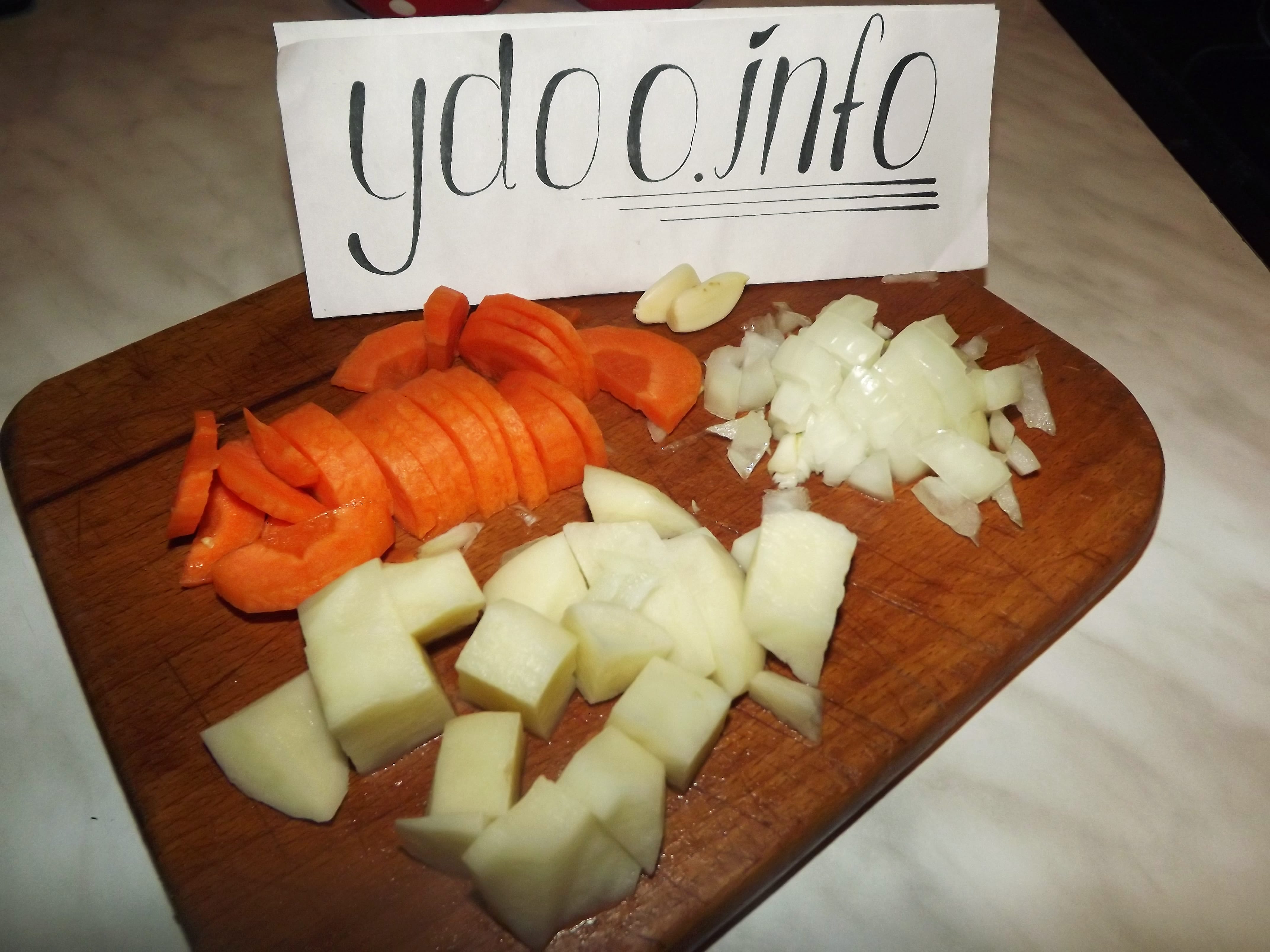 нарезанные лук, морковь, чеснок, сладкий перец и картофель на доске