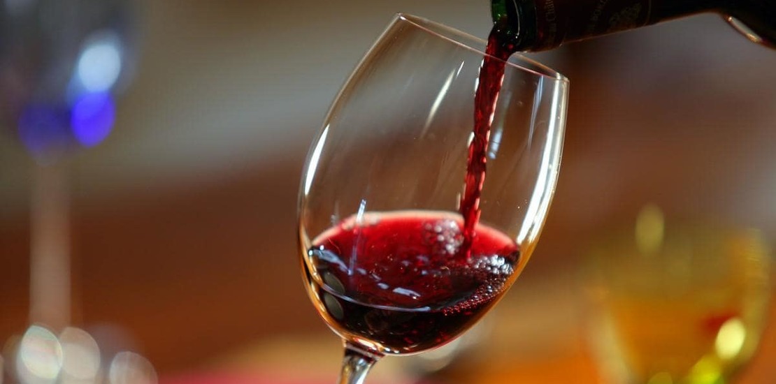 красное вино наливают в бокал