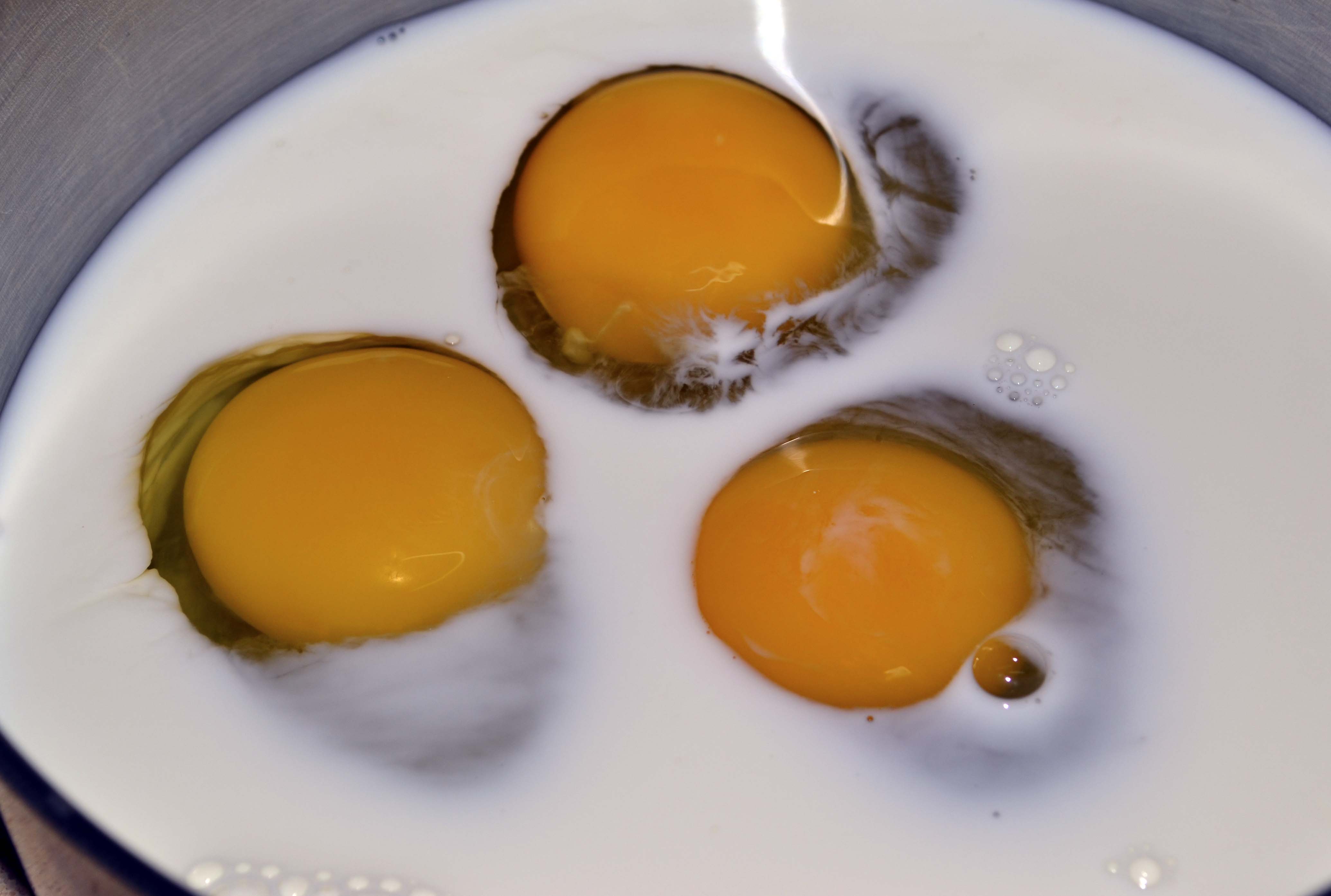 три куриных яйца в молоке