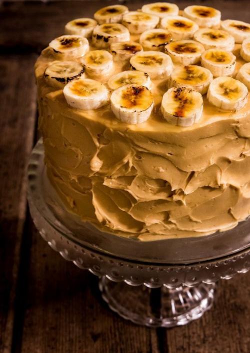 Бисквитный торт с карамелизированными бананами.
