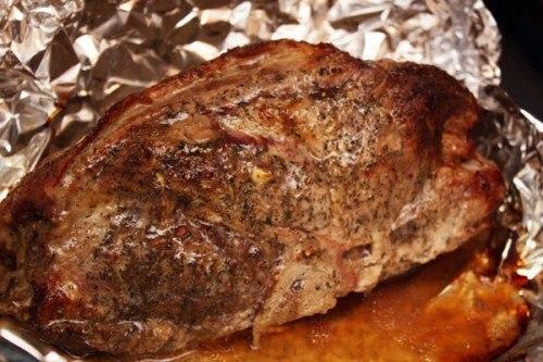 Запеченное мясо в фольге. Запекаем вкусно мясо в фольге: советы, хитрости и рецепты приготовления.